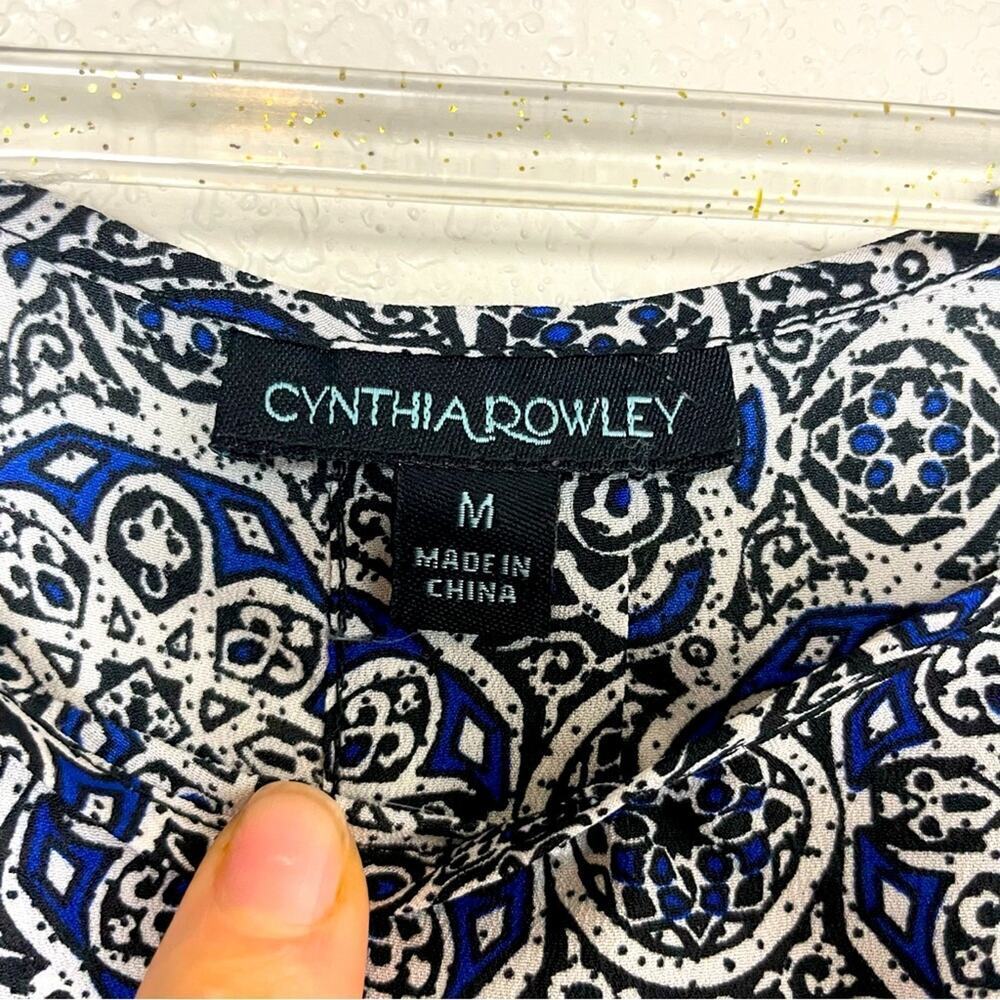 CYNTHIA ROWLEY Lightweight Blue Patterned Women's Top w/ Back Slit Size M - Picture 4 of 7